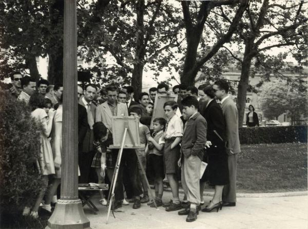 Spagna - Madrid - Paseo del Prado - Gruppo di ragazzi davanti ai cavalletti - Pittura - Uomini e una donna: spettatori