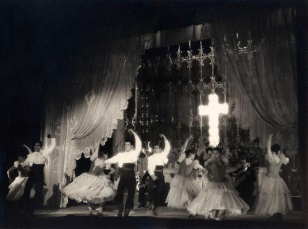 Spagna - Madrid - Teatro Calderón - Spettacolo di flamenco - Ballerini, ballerine e musicisti con chitarra in scena