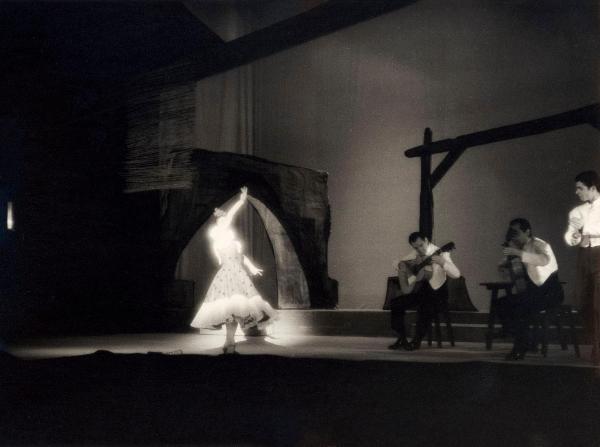 Spagna - Madrid - Teatro Calderón - Spettacolo di flamenco - Ballerina, ballerino e musicisti con chitarra in scena