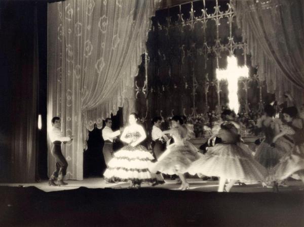 Spagna - Madrid - Teatro Calderón - Spettacolo di flamenco - Ballerini, ballerine e musicista con chitarra in scena