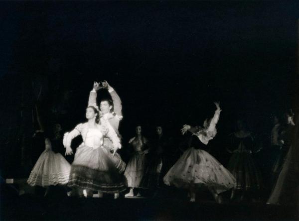 Spagna - Madrid - Teatro Calderón - Spettacolo di flamenco - Coppia di ballerini con nacchere e altre ballerine in scena