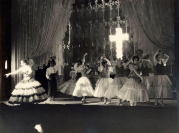 Spagna - Madrid - Teatro Calderón - Spettacolo di flamenco - Ballerine con nacchere e ballerino in scena