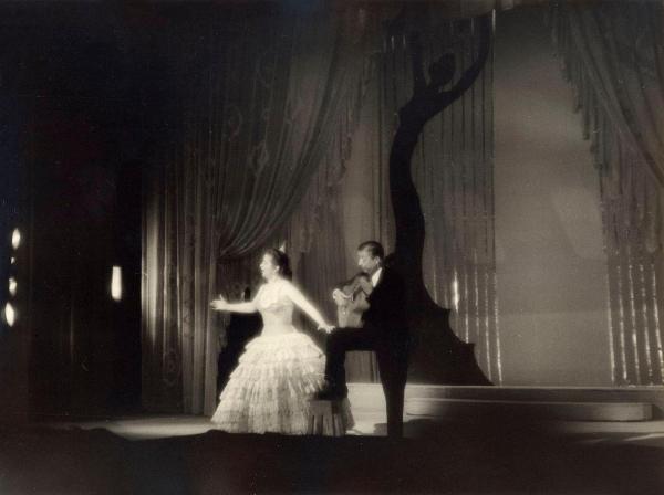 Spagna - Madrid - Teatro Calderón - Spettacolo di flamenco - Ballerina e musicista con chitarra in scena