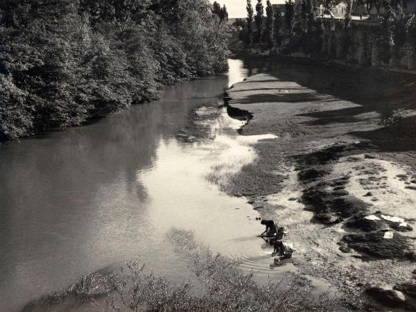 Spagna - Torquemada - Fiume Rio Pisuerga (?): riva - Donne: lavandaie