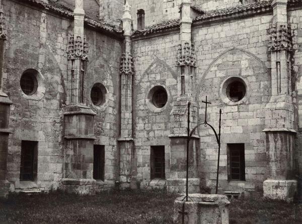 Spagna - Palencia - Cattedrale di Sant'Antolino (Catedral de San Antolín) - Esterno - Chiostro - Contrafforti coronati con pinnacoli - Pozzo