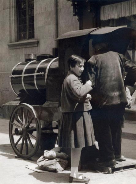 Spagna - Salamanca - Esterno - Strada - Venditore ambulante di semi di girasole - Carretto: locomotiva - Ragazza