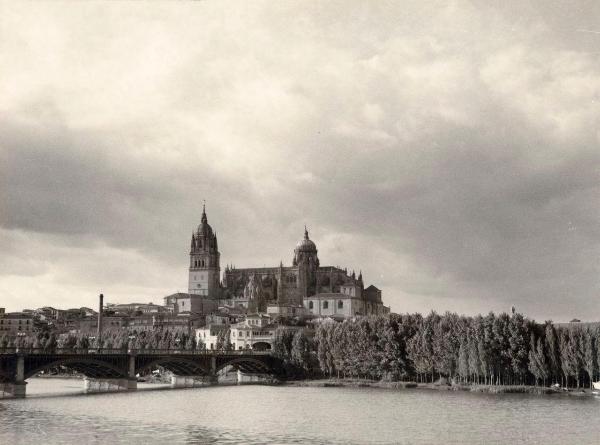 Spagna - Salamanca: città vecchia - Cattedrale nuova di Santa Maria dell'Assedio - Ponte - Fiume Tormes