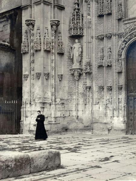 Spagna - Salamanca: città vecchia - Cattedrale vecchia di Santa Maria - Esterno - Sacerdote