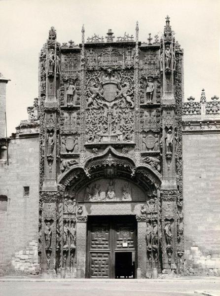 Spagna - Valladolid - Colegio de San Gregorio - Esterno - Facciata - Portale - Decorazioni scultoree