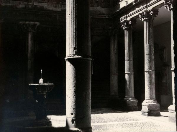 Spagna - Valladolid - Colegio de San Gregorio - Esterno - Patio - Colonne