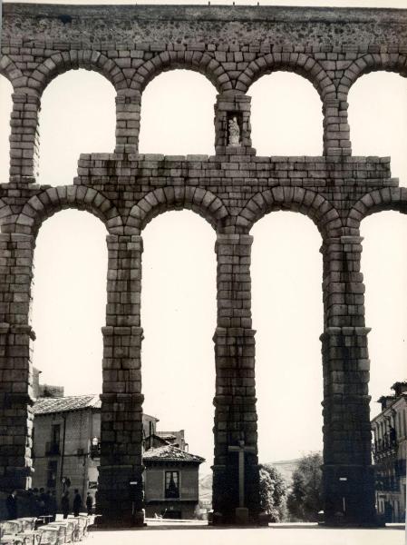 Spagna - Segovia - Acquedotto romano - Archi - Croce, statua della Madonna con il bambino