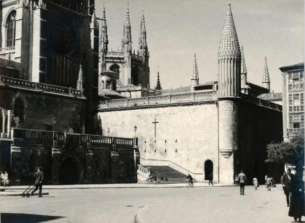 Spagna - Burgos - Cattedrale - Puerta del Sarmental, portone sud, transetto - Scala - Strada - Pedoni