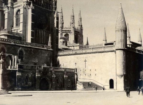 Spagna - Burgos - Cattedrale - Puerta del Sarmental, portone sud, transetto - Scala - Strada - Pedoni