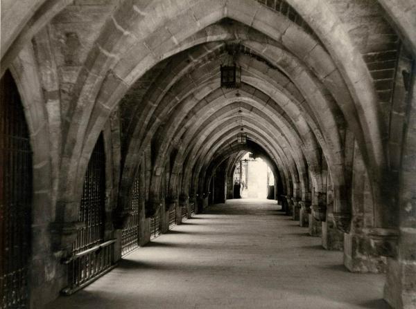 Spagna - Burgos - Cattedrale - Chiostro - Interno - Passaggio voltato: volte a crociera ogivali