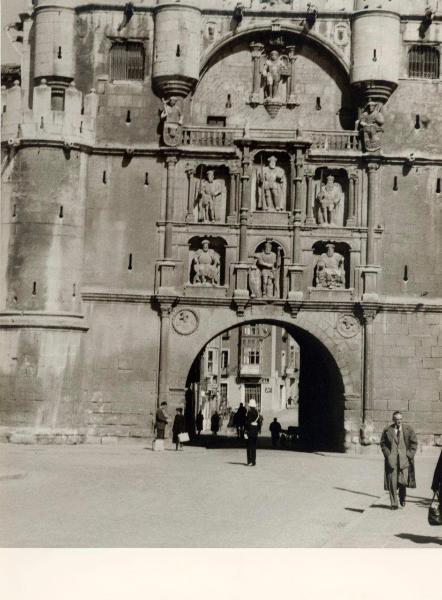 Spagna - Burgos - Arco di Santa Maria, porta - Decorazioni scultoree - Vigile, pedoni