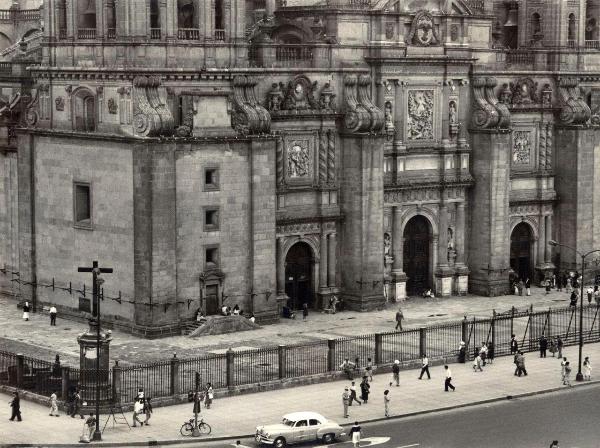 Messico - Città del Messico (Messico City) - Cattedrale di Santa Maria Assunta - Plaza de la Constitución (piazza della Costituzione) - Esterno - Pedoni