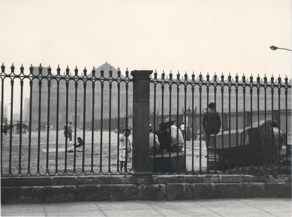 Messico - Città del Messico (Messico City) - Plaza de la Constitución (piazza della Costituzione, Zocalò) - Cancellata della cattedrale di Santa Maria Assunta - Donne, uomini, bambini