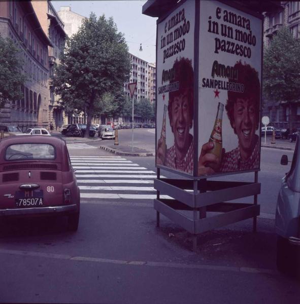 Milano - Veduta urbana - autovetture - manifesti