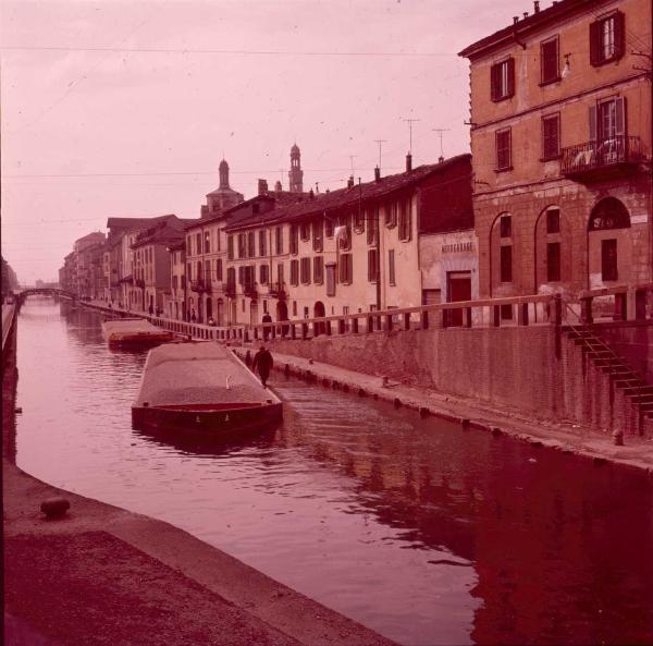 Milano - Veduta urbana animata - porta Ticinese - imbarcazione