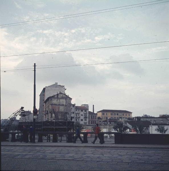 Milano - Veduta urbana animata - porta Ticinese - cantiere