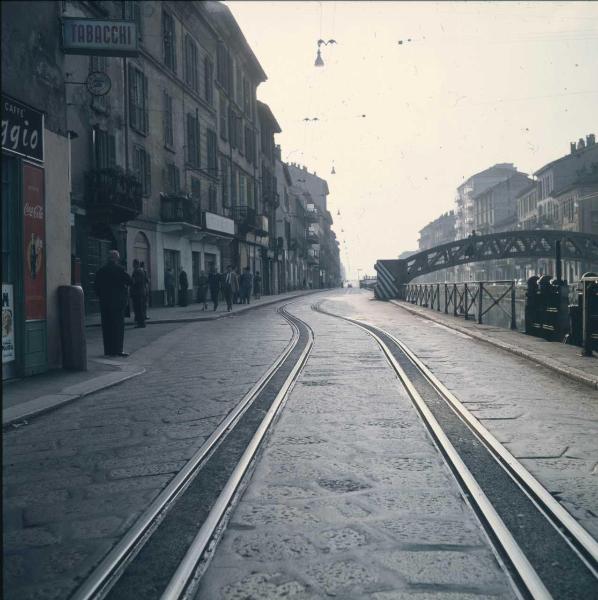 Milano - Veduta urbana animata - porta Ticinese