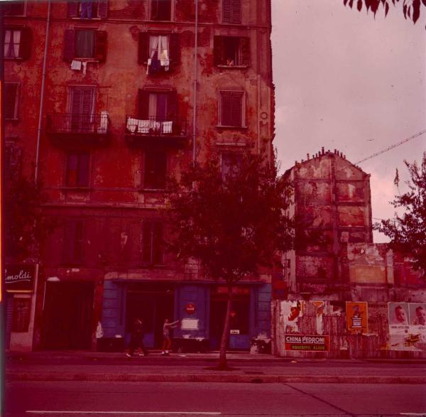 Milano - Veduta urbana animata - porta Ticinese - manifesti