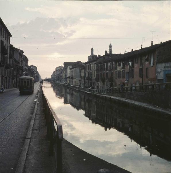 Milano - Veduta urbana animata - porta Ticinese -  naviglio - tram