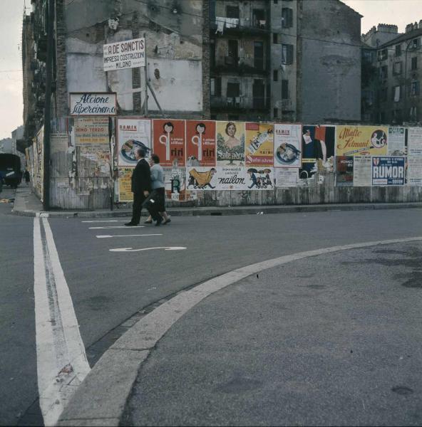 Milano - Veduta urbana animata - porta Ticinese - manifesti