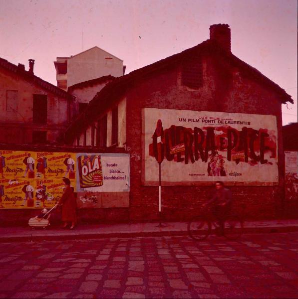 Milano - Veduta urbana animata - porta Ticinese - bicicletta - manifesti