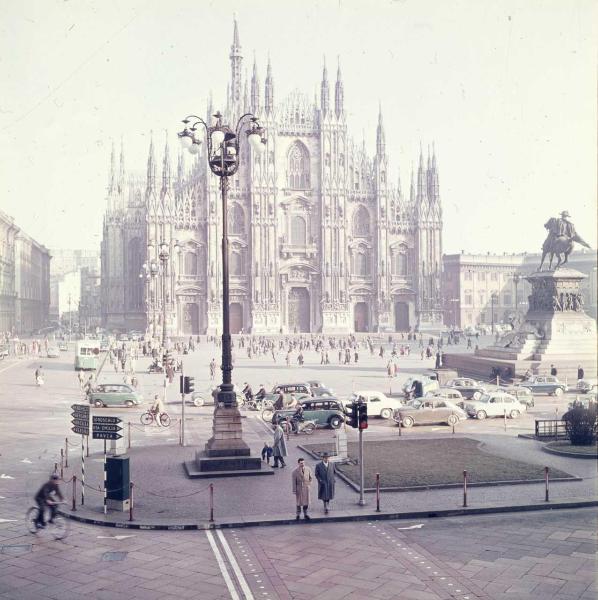 Milano - Veduta urbana animata - piazza del Duomo