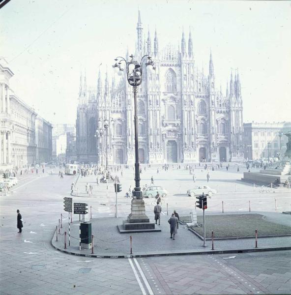 Milano - Veduta urbana animata - piazza del Duomo