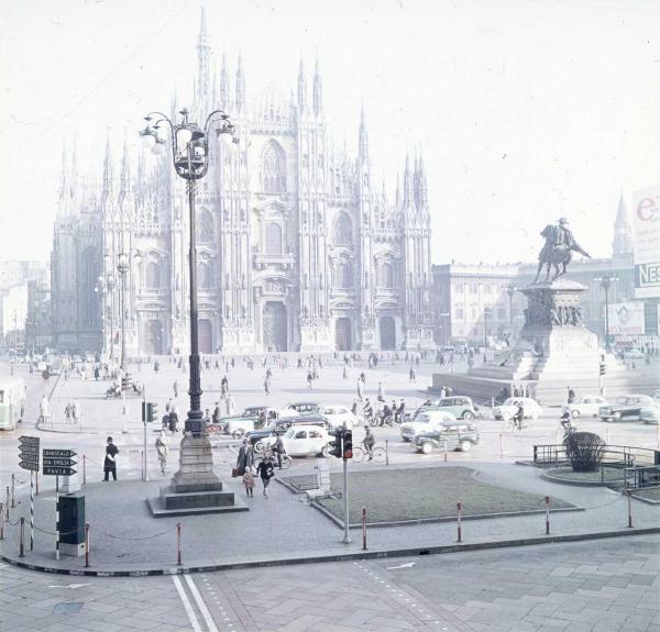 Milano - Veduta urbana animata - piazza del Duomo