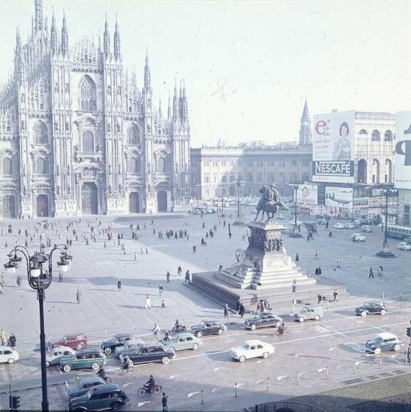 Milano - Veduta urbana animata - piazza del Duomo