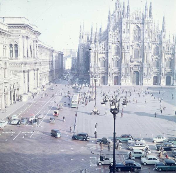 Milano - Veduta urbana animata - piazza del Duomo