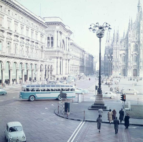 Milano - Veduta urbana animata - piazza del Duomo