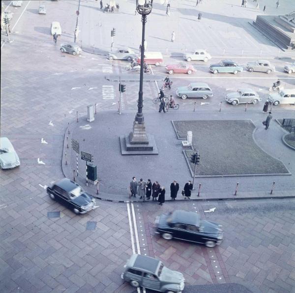 Milano - Veduta urbana animata - piazza del Duomo