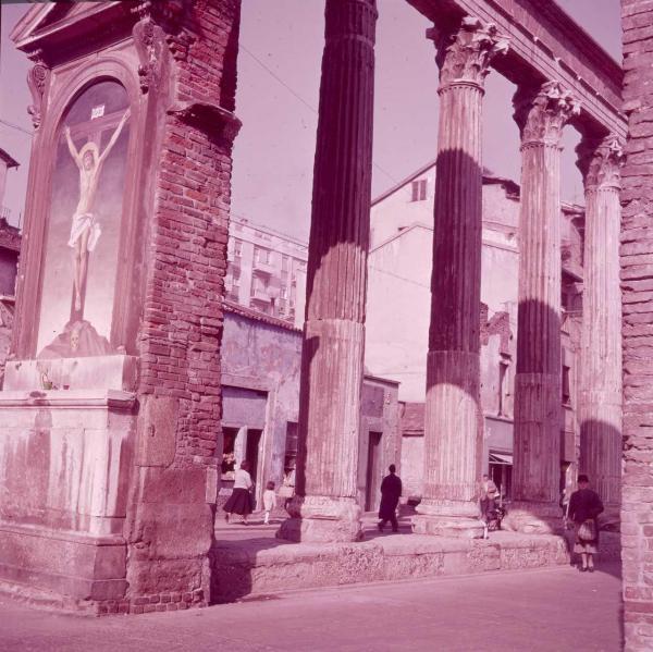 Milano - Veduta urbana animata - corso di Porta Ticinese - Colonne di San Lorenzo