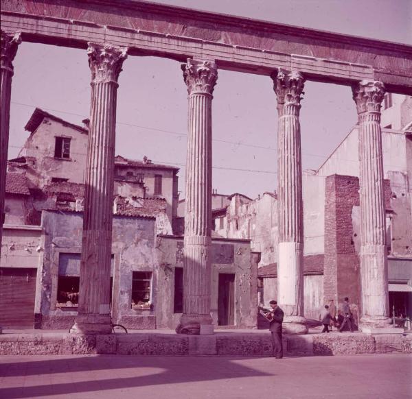 Milano - Veduta urbana animata - corso di Porta Ticinese - Colonne di San Lorenzo