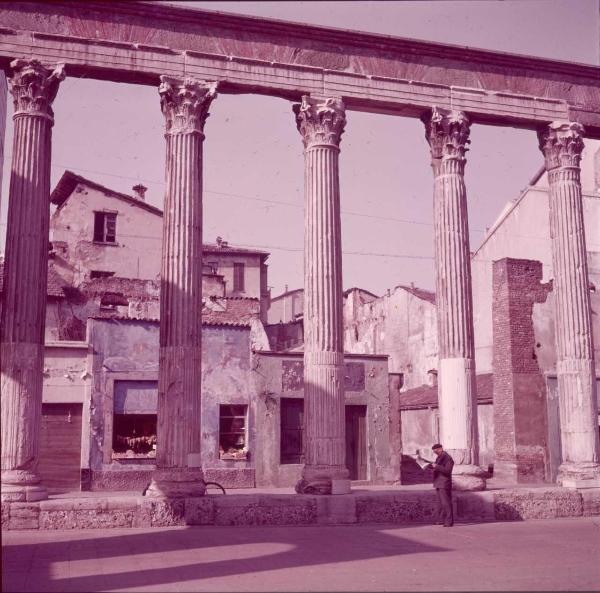 Milano - Veduta urbana animata - corso di Porta Ticinese - Colonne di San Lorenzo