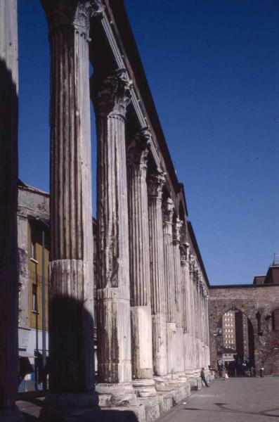 Milano - Veduta urbana - corso di Porta Ticinese - Colonne di San Lorenzo