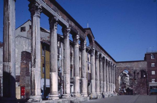 Milano - Veduta urbana - corso di Porta Ticinese - Colonne di San Lorenzo