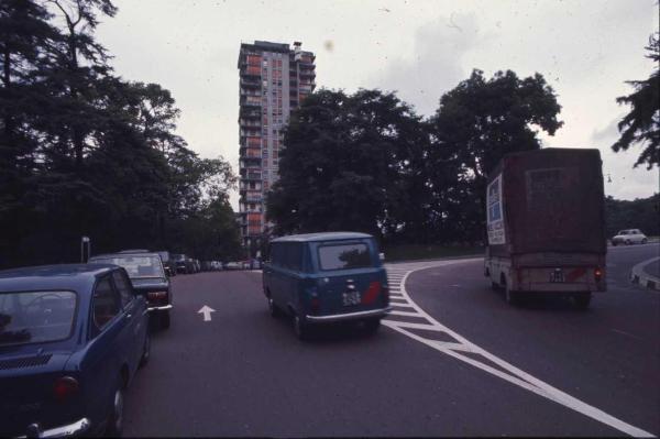 Milano - Veduta urbana - autovetture