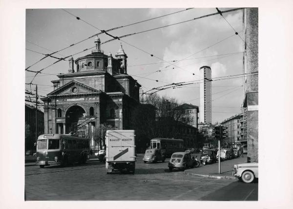 Milano - Veduta urbana animata - piazza San Gioachimo - Chiesa di San Gioachimo - Grattacielo Pirelli