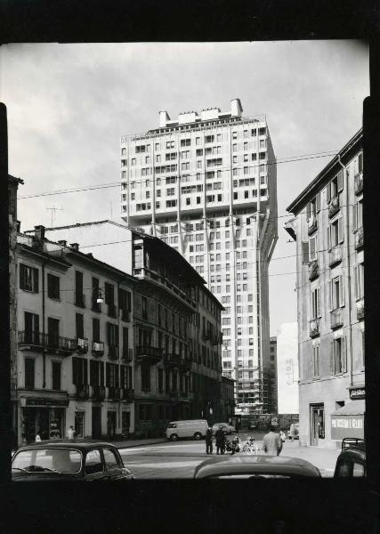 Milano - Veduta urbana animata - Torre Velasca