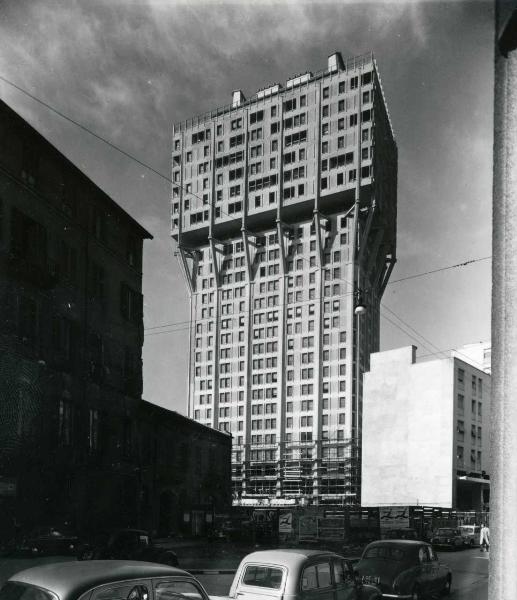 Milano - Veduta urbana animata - Torre Velasca