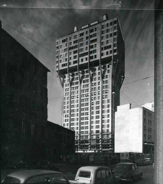 Milano - Veduta urbana animata - Torre Velasca