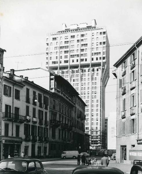 Milano - Veduta urbana animata - Torre Velasca