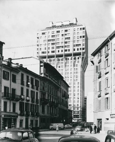 Milano - Veduta urbana animata - Torre Velasca