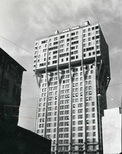 Milano - Veduta urbana - Torre Velasca