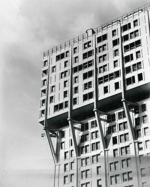 Milano - Veduta urbana - Torre Velasca